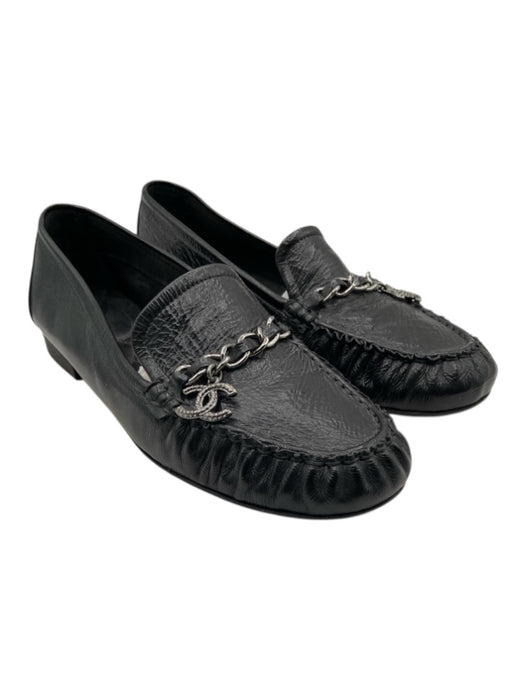 Chanel Shoe Size 38.5 Black Leather Crinkle Chain Link Detail CC Logo Loafers Black / 38.5