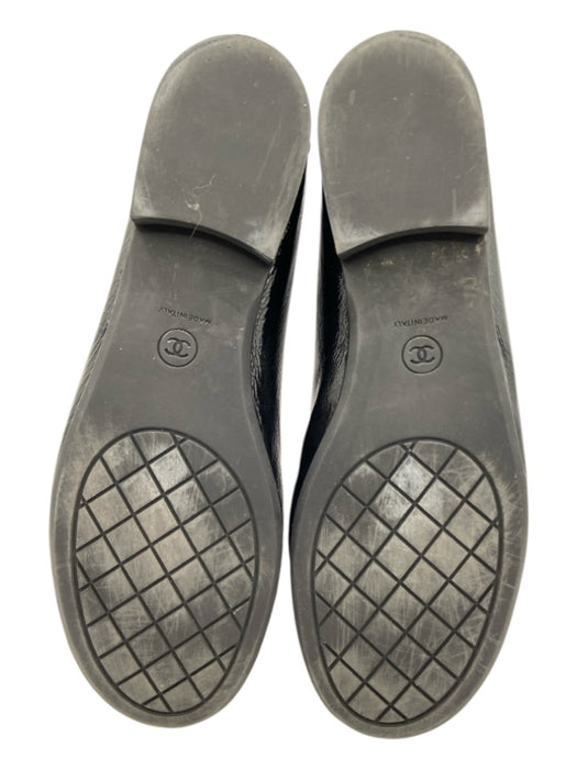 Chanel Shoe Size 38.5 Black Leather Crinkle Chain Link Detail CC Logo Loafers Black / 38.5