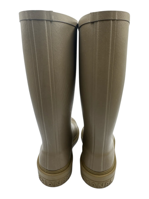 Chanel Shoe Size 38 Dark Beige Rubber Round Toe Interlocking CC Rainboots Dark Beige / 38
