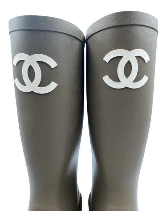 Chanel Shoe Size 38 Dark Beige Rubber Round Toe Interlocking CC Rainboots Dark Beige / 38
