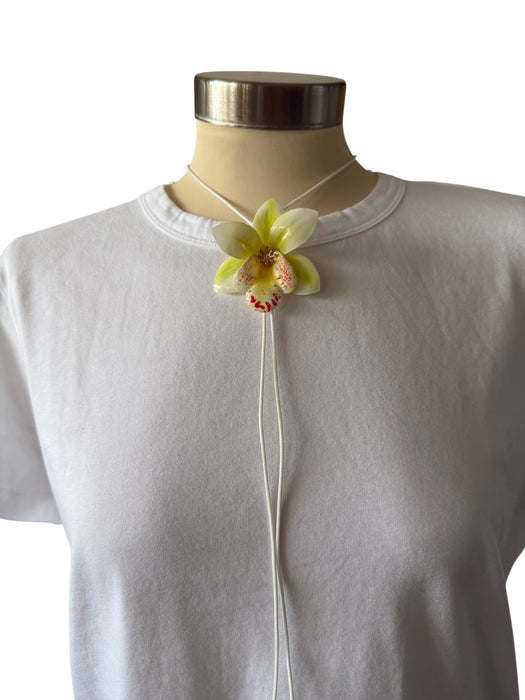 White & Green Plastic Cord Flowers Statement Necklace White & Green