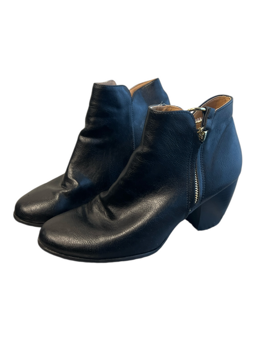 Qupid Shoe Size 8.5 Black Leather Gold hardware Side Zip Almond Toe Booties Black / 8.5