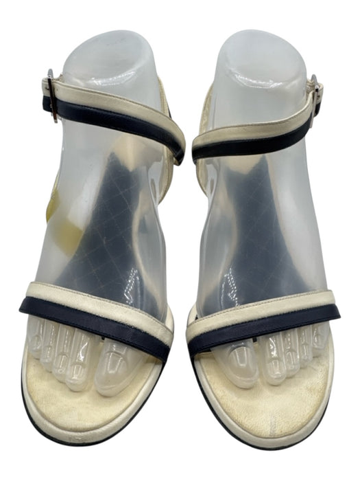 Chanel Shoe Size 40 White & Navy Blue Leather Toe Strap Striped Quilted Sandals White & Navy Blue / 40