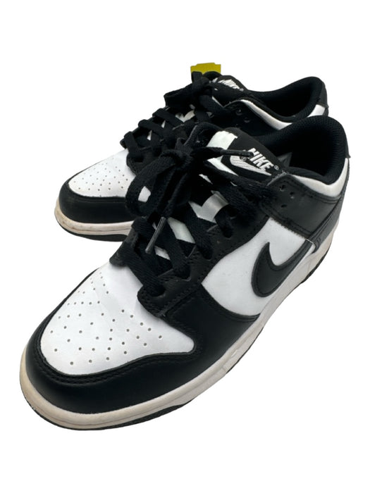 Nike Shoe Size 6.5 Black & White Synthetic round toe Low Top Lace Up Sneakers Black & White / 6.5