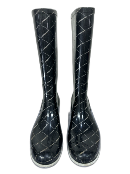 Chanel Shoe Size 40 Black & White Synthetic Waterproof Quilt Print Rain Boots Black & White / 40