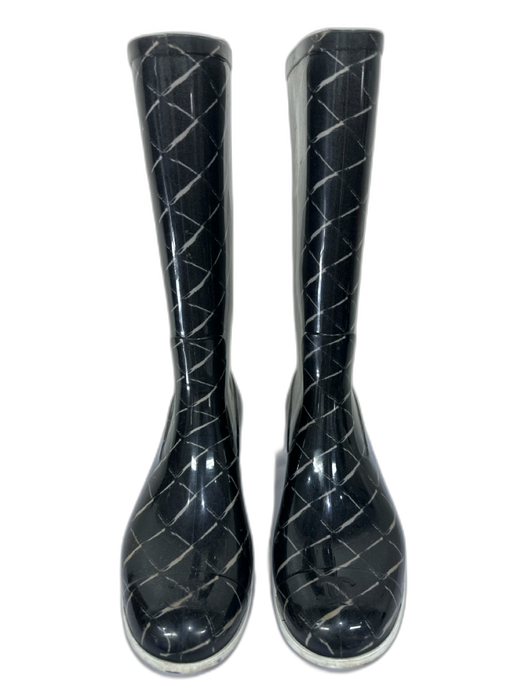 Chanel Shoe Size 40 Black & White Synthetic Waterproof Quilt Print Rain Boots Black & White / 40