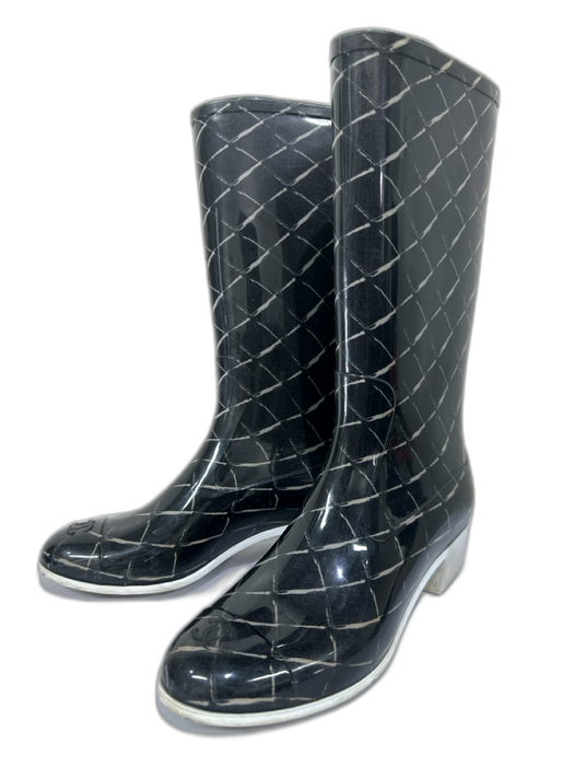 Chanel Shoe Size 40 Black & White Synthetic Waterproof Quilt Print Rain Boots Black & White / 40