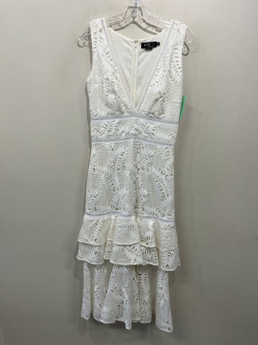 PatBo Size 8 White Polyester Lace Overlay Sleeveless V Neck Tiered Dress
