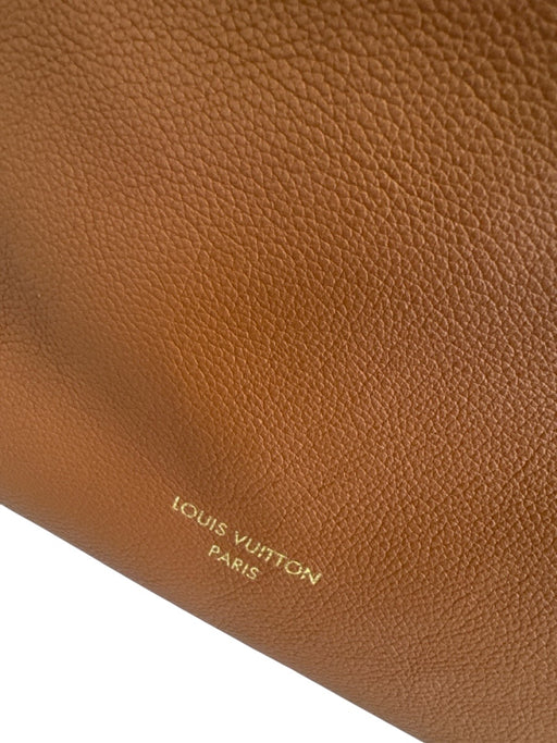 N Brown Leather Shoulder Bag Adjustable Strap Pouch Inc. Hook Closure Bag Brown / M