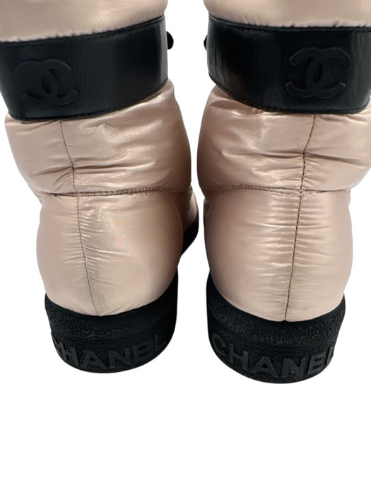 Chanel Shoe Size 40 Dusty Pink & Black Nylon & Leather Lace Up Puffer Logo Boots Dusty Pink & Black / 40