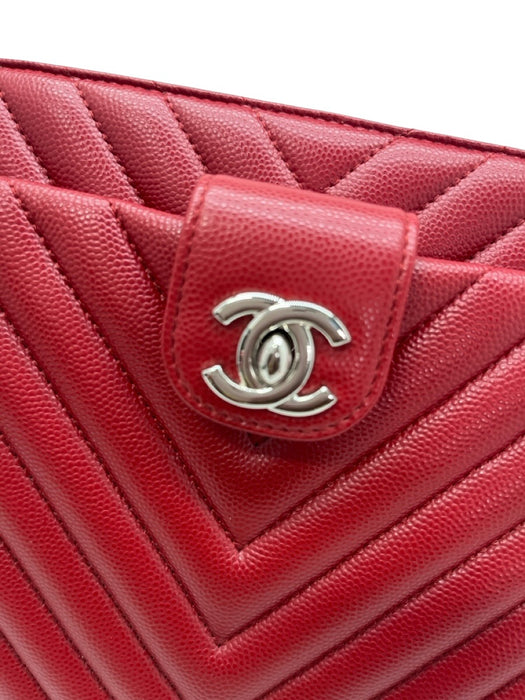 Chanel Red Leather Caviar Chevron Turnlock Clutch Bag Red / Medium