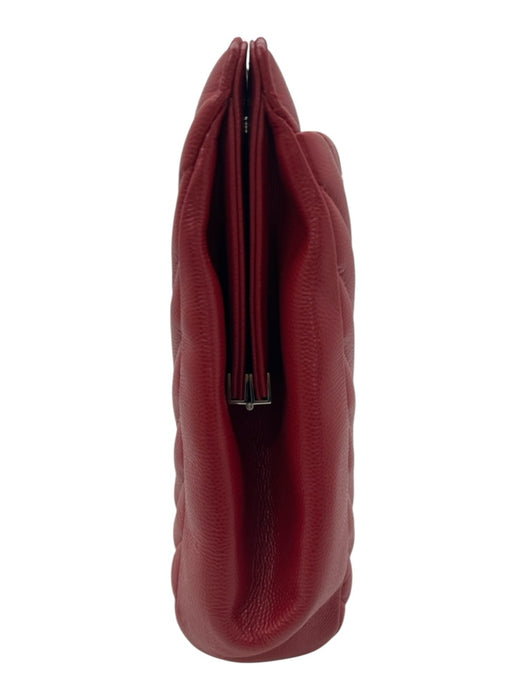 Chanel Red Leather Caviar Chevron Turnlock Clutch Bag Red / Medium