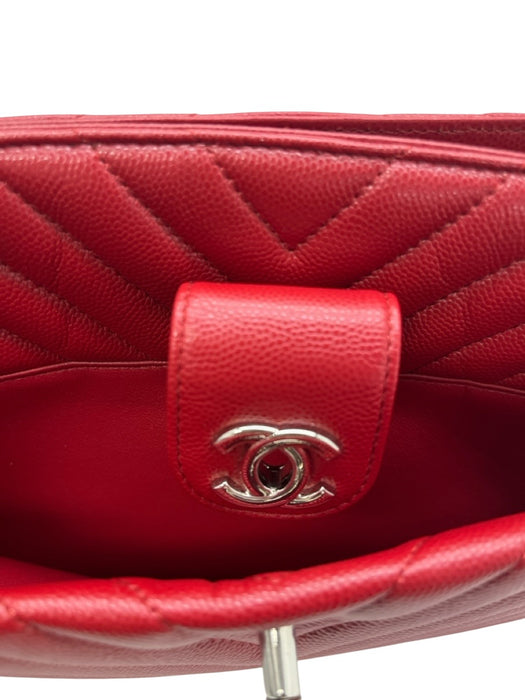 Chanel Red Leather Caviar Chevron Turnlock Clutch Bag Red / Medium