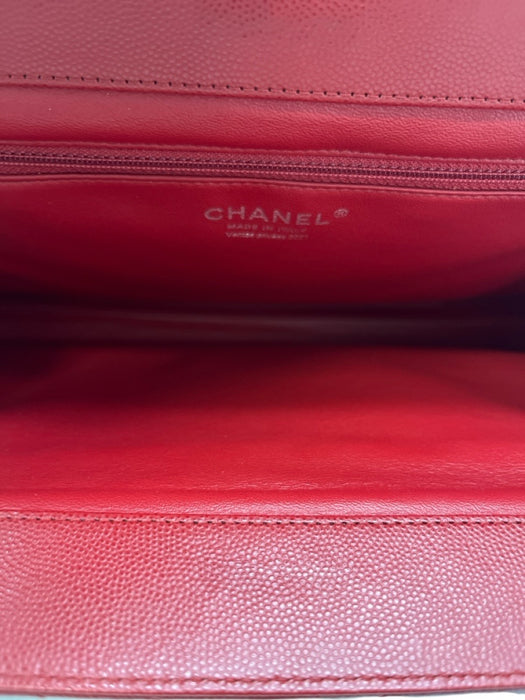 Chanel Red Leather Caviar Chevron Turnlock Clutch Bag Red / Medium