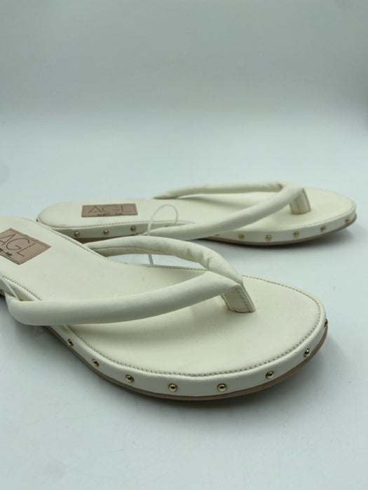 AGL Shoe Size 38.5 White Leather Pillowed Flip flop small studs Sandals