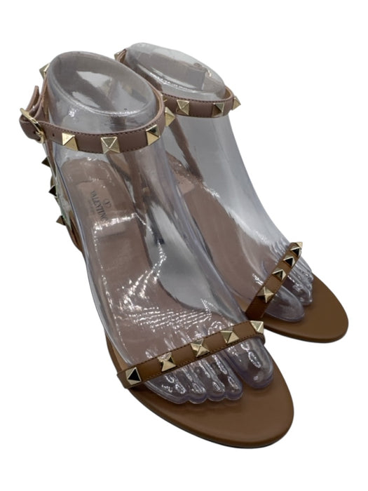Valentino Garavani Shoe Size 37 Beige & Tan Leather Upper Rockstud Sandals Beige & Tan / 37
