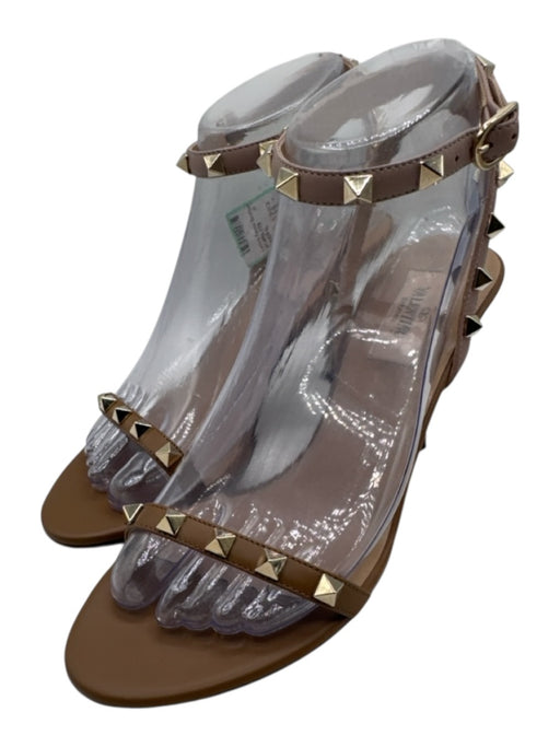 Valentino Garavani Shoe Size 37 Beige & Tan Leather Upper Rockstud Sandals Beige & Tan / 37