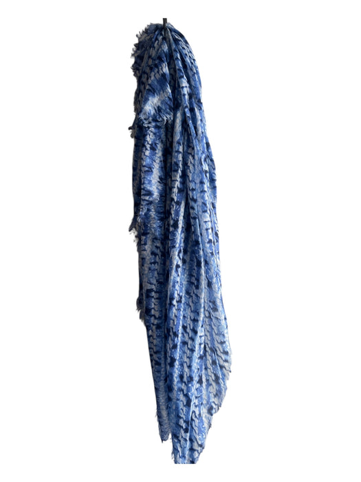 J. McLaughlin Blue & White Wool All Over Print Fringe Accent scarf Blue & White / Large