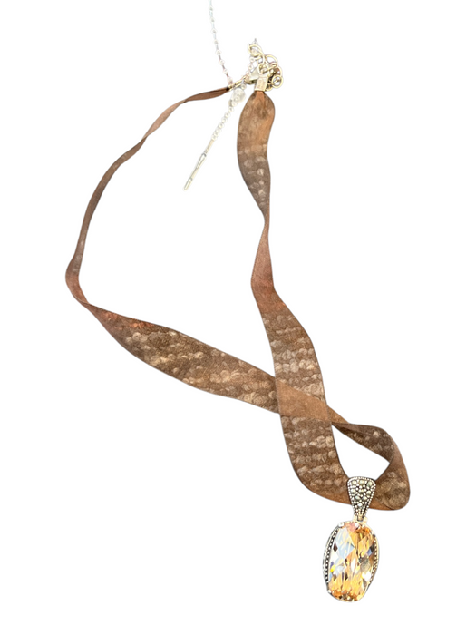 No Brand Beige & Silver RIBBON Metal Stone Pendant Lobster Clasp Necklace Beige & Silver