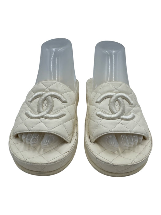 Chanel Shoe Size 38 Cream White Leather & Rubber open toe Quilted Slide Sandals Cream White / 38