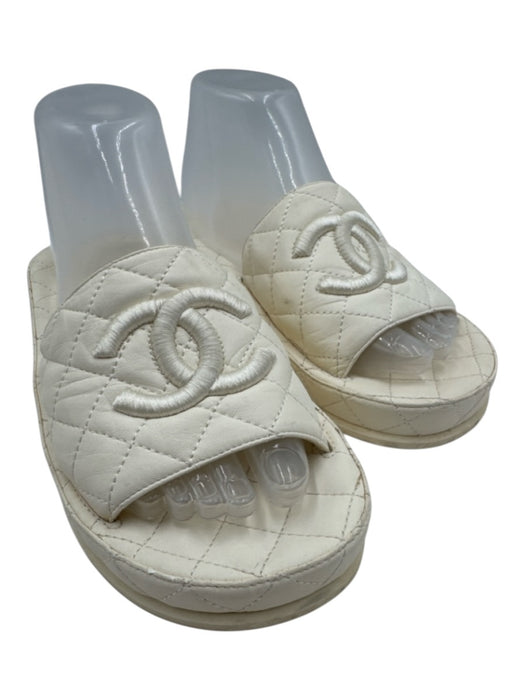 Chanel Shoe Size 38 Cream White Leather & Rubber open toe Quilted Slide Sandals Cream White / 38