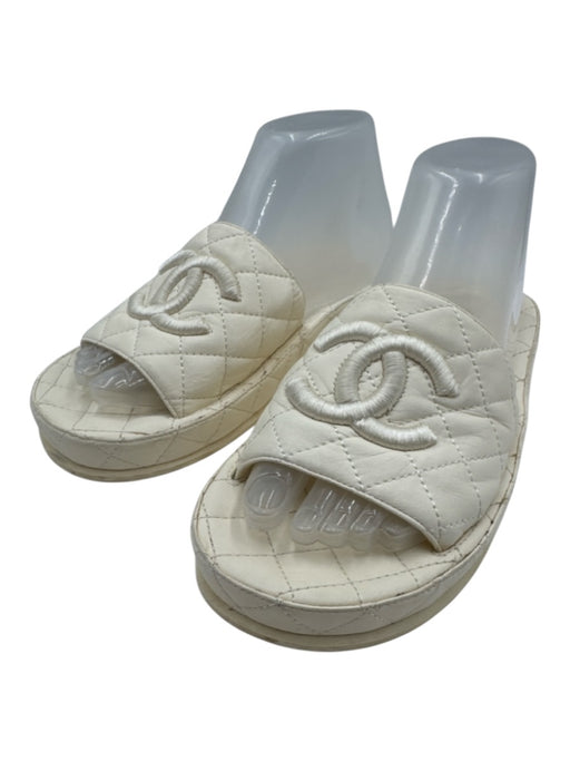 Chanel Shoe Size 38 Cream White Leather & Rubber open toe Quilted Slide Sandals Cream White / 38