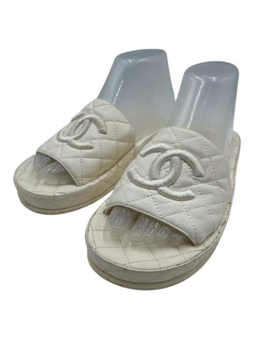 Chanel Shoe Size 38 Cream White Leather & Rubber open toe Quilted Slide Sandals Cream White / 38