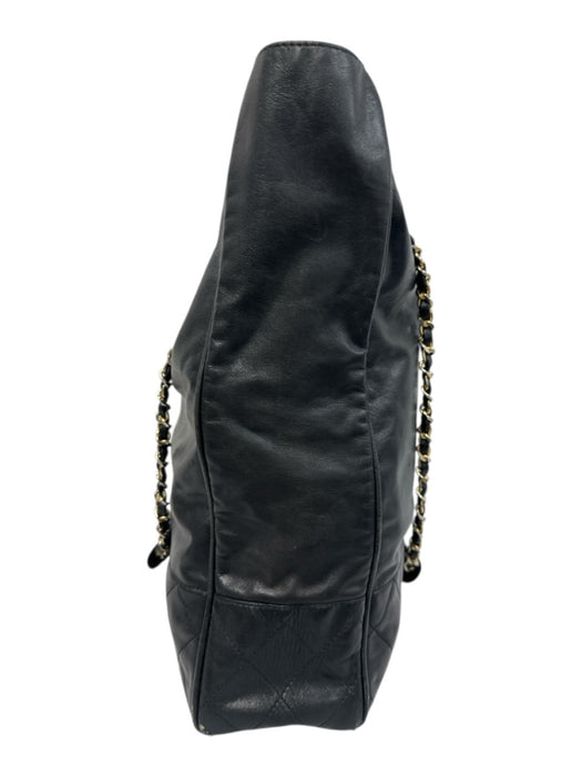 Chanel Black Leather Gold Tone Hardware Magnetic Snap Closure Quilted Detail Bag Black