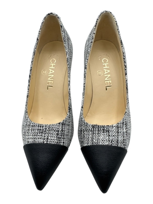Chanel Shoe Size 35 Black & White textile upper Tweed Toe Cap Heel Detail Pumps Black & White / 35
