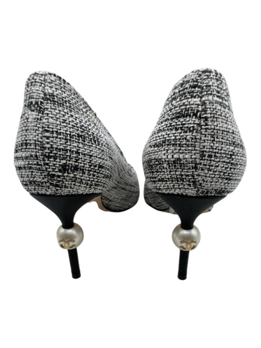 Chanel Shoe Size 35 Black & White textile upper Tweed Toe Cap Heel Detail Pumps Black & White / 35
