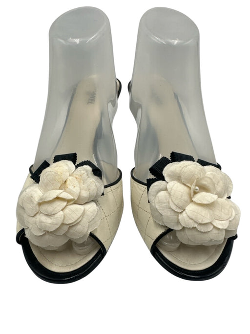 Chanel Shoe Size 39 White & Black Leather open toe Floral Quilted Mule Pumps White & Black / 39