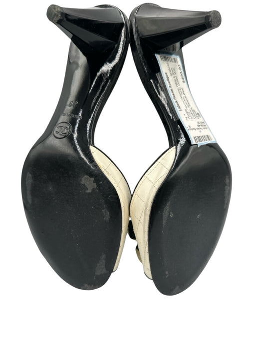 Chanel Shoe Size 39 White & Black Leather open toe Floral Quilted Mule Pumps White & Black / 39