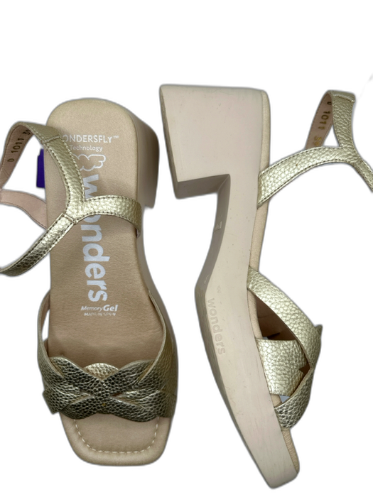 Wonders Shoe Size 39 Gold & Tan Leather Rubber Sole Block Heel Sandals Gold & Tan / 39