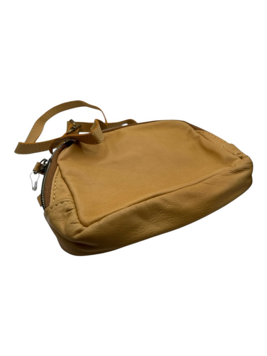 Carry 17 Tan Leather Zip Close Crossbody Bag Tan / XS