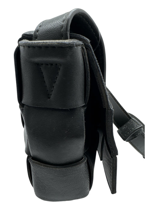 Bottega Veneta Olive Green Leather Weave flap over Magnetic Close Crossbody Bag Olive Green / Small