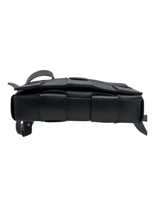 Bottega Veneta Olive Green Leather Weave flap over Magnetic Close Crossbody Bag Olive Green / Small