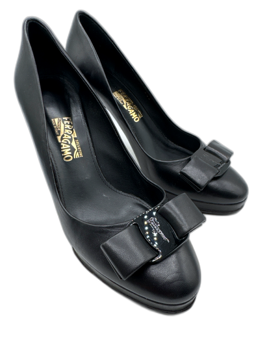 Salvatore Ferragamo Shoe Size 8.5 Black Leather Round Toe Bow Detail Pumps Black / 8.5