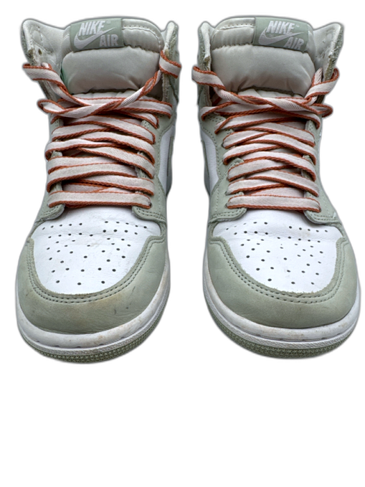 Nike Shoe Size 7 Sage Green & White Leather Round Toe Contrast Laces Sneakers Sage Green & White / 7