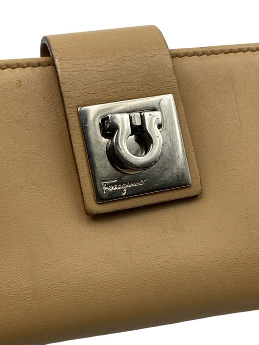 Ferragamo Tan Leather SHW Key Holder Keychain Tan