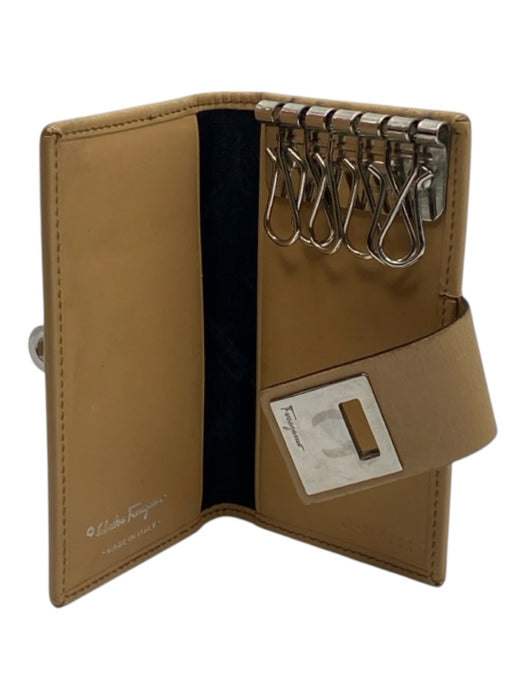 Ferragamo Tan Leather SHW Key Holder Keychain Tan