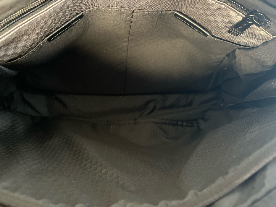 Tumi Black Manmade Material Canvas Zip Close Leather Detail Computer Bag Bag Black / M