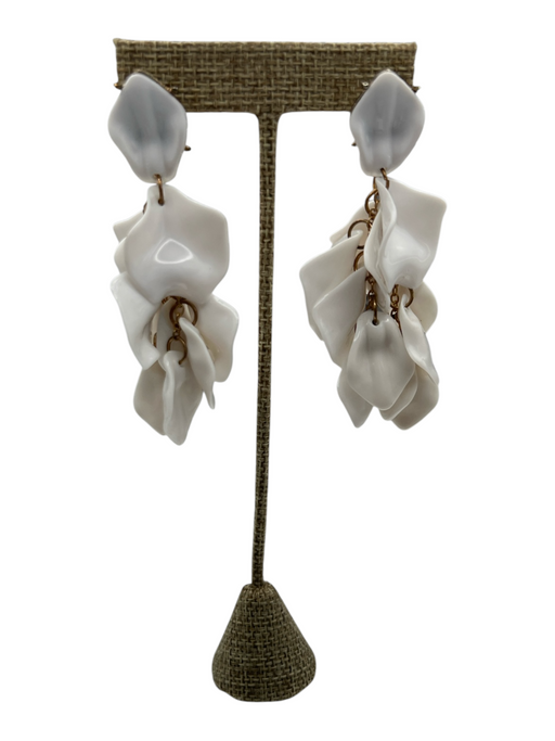 No Brand White Plastic Floral Push Clasp Dangle Earrings White