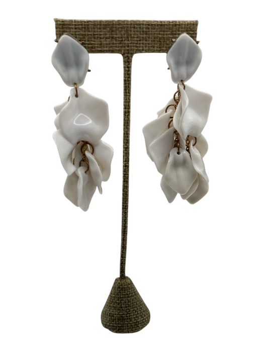 No Brand White Plastic Floral Push Clasp Dangle Earrings White
