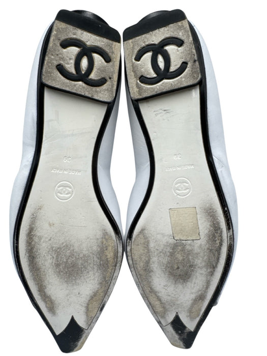 Chanel Shoe Size 39 Black & White Leather Upper Gold Tone Details Flat Pumps Black & White / 39