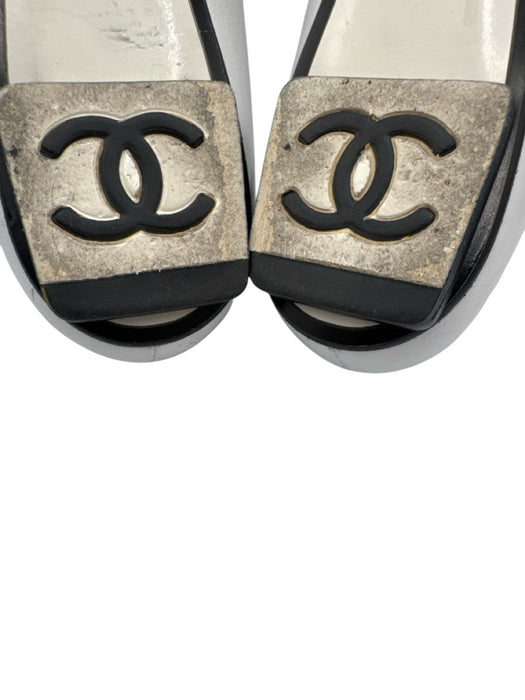 Chanel Shoe Size 39 Black & White Leather Upper Gold Tone Details Flat Pumps Black & White / 39