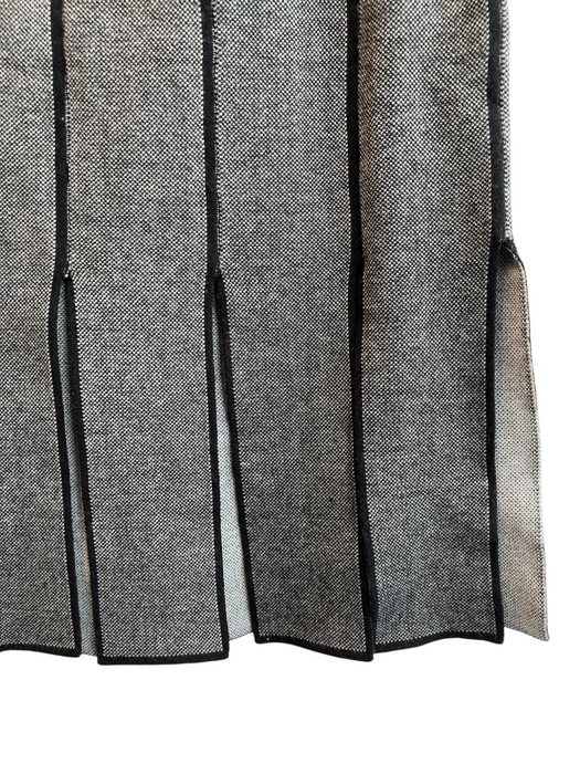 Neiman Marcus Size Medium Black & Gray Rayon Blend Elastic Waist Flap Skirt Black & Gray / Medium
