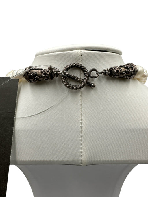 No Brand White & Silver Silver Tone Metal Circles Toggle Clasp Necklace White & Silver