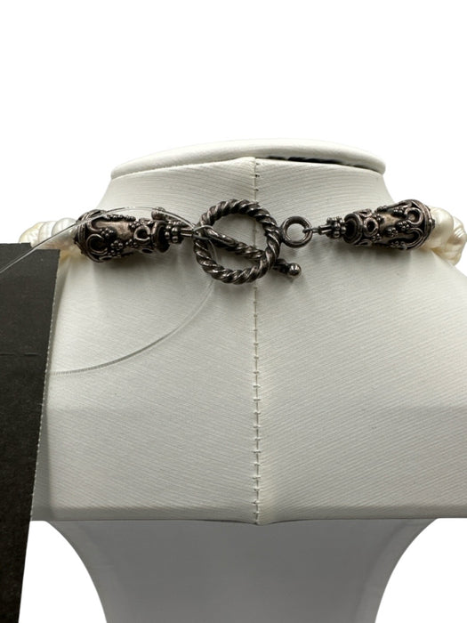 No Brand White & Silver Silver Tone Metal Circles Toggle Clasp Necklace White & Silver