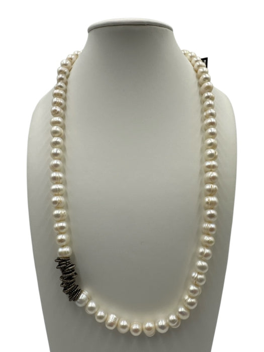No Brand White & Silver Silver Tone Metal Circles Toggle Clasp Necklace White & Silver