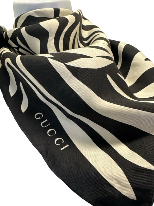 Gucci Black & Cream Silk Square Tiger Rolled Edges scarf Black & Cream / Medium